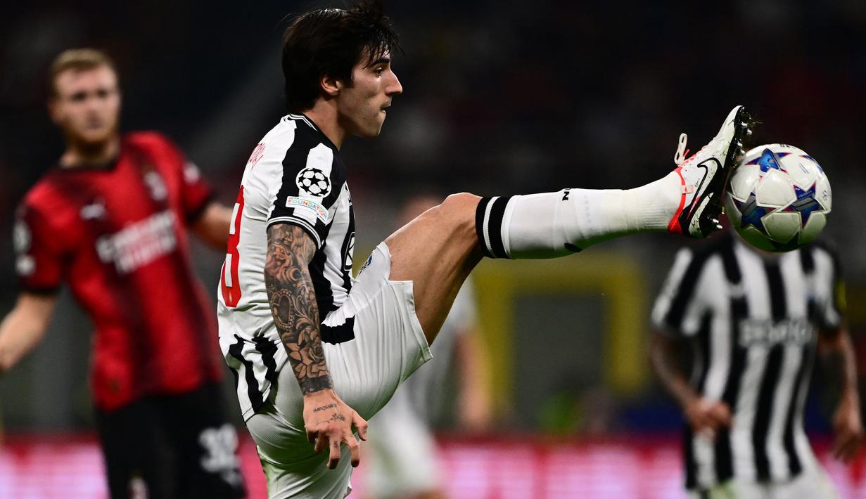 Laga AC Milan kontra Newcastle United pada matchday pertama Grup F Liga Champions 2023/2024 di San Siro Stadium, Rabu (20/9/2023) dini hari WIB berakhir imbang 0-0. Pemain anyar Newcastle United, Sandro Tonali yang harus pulang kampung untuk bersua mantan klubnya tak dapat memberi hasil maksimal bagi klub barunya. The Magpies hanya mampu tampil agresif dalam 10 menit awal pertandingan, hingga akhirnya Rossoneri mampu mengambil alih kendali permainan, namun gagal mencetak gol berkat penampilan apik sang penjaga gawang, Nick Pope. Hasil imbang ini menjadikan AC Milan dan Newcastle United memberi jalan bagi PSG untuk sementara memimpin Grup F setelah menang 2-0 atas Borussia Dortmund. (AFP/Marco Bertorello)