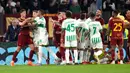 Pemain AS Roma Marash Kumbulla (kiri) berdebat dengan pemain Sassuolo pada pertandingan sepak bola Serie A Liga Italia di Stadion Olimpiade, Roma, Italia, 12 Maret 2023. AS Roma kalah dari Sassuolo dengan skor 3-4. (AP Photo/Alessandra Tarantino)