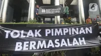 Aktivis dari Indonesia Corruption Watch (ICW) melakukan aksi teatrikal menolak kehadiran pimpinan KPK bermasalah di depan Gedung Merah Putih KPK, Jakarta, Jumat (20/12/2019). Aksi penolakan digambarkan dengan keberadaan dua dukun yang tengah mengusir roh jahat. (merdeka.com/Dwi Narwoko)