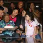 Mbah Gotho tiup lilin ulang tahunnya. (Liputan6.com/Fajar Abrori)