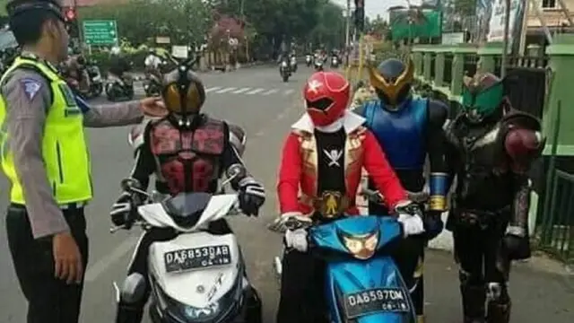 Kumpulan Potret Cosplayer Naik Sepeda Motor, Ada yang Ditegur Polisi