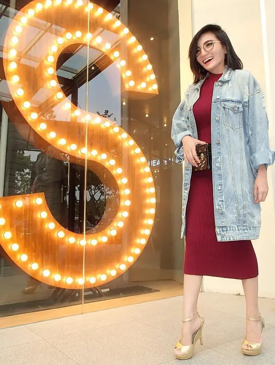 Berbusana  seksi memang seringkali dilakukan Kiki, namun di sisi lain ia juga sering memakai busana yang tertutup dan pastinya tak melunturkan aura cantik yang dimilikinya. (Instagram/kikiamaliaworld)