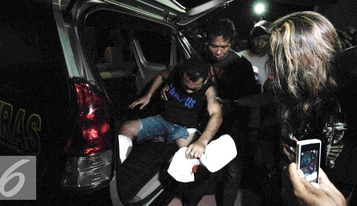 Supir perampokan disertai pembunuhan di Pulomas, Alfin Bernius Sinaga saat tiba di RS Polri, Kramatjati, Jakarta Timur, Kamis (29/12). (Liputan6.com/Yoppy Renato) 