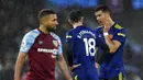 Pemain Manchester United Cristiano Ronaldo (kanan) berbicara dengan Bruno Fernandes saat melawan Burnley pada pertandingan sepak bola Liga Inggris antara Burnley dan Manchester United di Turf Moor, Burnley, Inggris, 8 Februari 2022. Pertandingan berakhir imbang 1-1. (AP Photo/Jon Super)