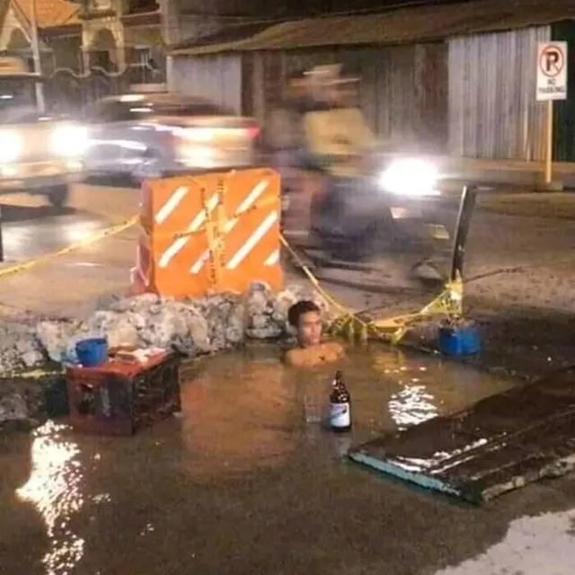 6 Tingkah Iseng Bapak-Bapak Saat Main Air Ini Seolah Lupa Umur