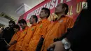 Tersangka dihadirkan saat rilis di Polda Metro Jaya, Jakarta, Selasa (19/3). Polisi mengamankan lima orang tersangka dan barang bukti perampasan dua truk tangki Pertamina berisi 32.000 liter BBM biosolar. (Liputan6.com/Faizal Fanani)
