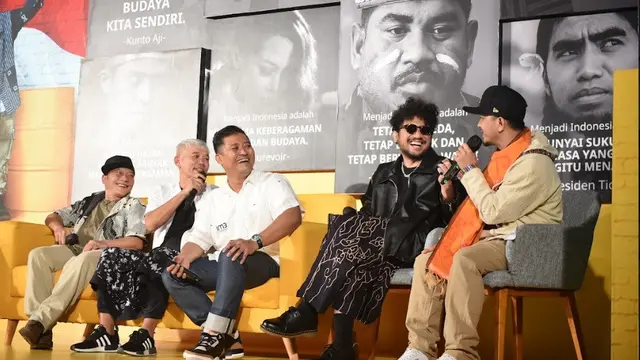 Fahroni Arifin (tengah) bersama Iwa K, Kunto Aji, Tuan Tigabelas dan Kill the DJ yang berkolaborasi dalam kampanye #MenjadiIndonesia. (Foto: IM3)