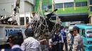 Petugas Dishub mengangkut sepeda motor dengan jaring saat razia parkir liar di kawasan Pasar Tanah Abang, Jakarta, Kamis (16/4/2015). Razia dilakukan untuk menciptakan kawasan yang tertib serta nyaman di kawasan Tanah Abang. (Liputan6.com/Faizal Fanani)