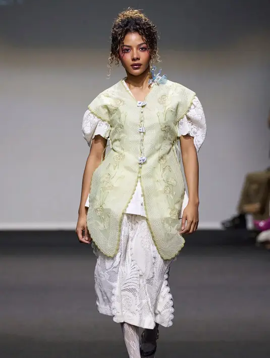 Ia kenakan setelan puffy sleeve dan rok lace bergaya vintage berlapis kebaya model vest hijau pastel [@zsazsautari]