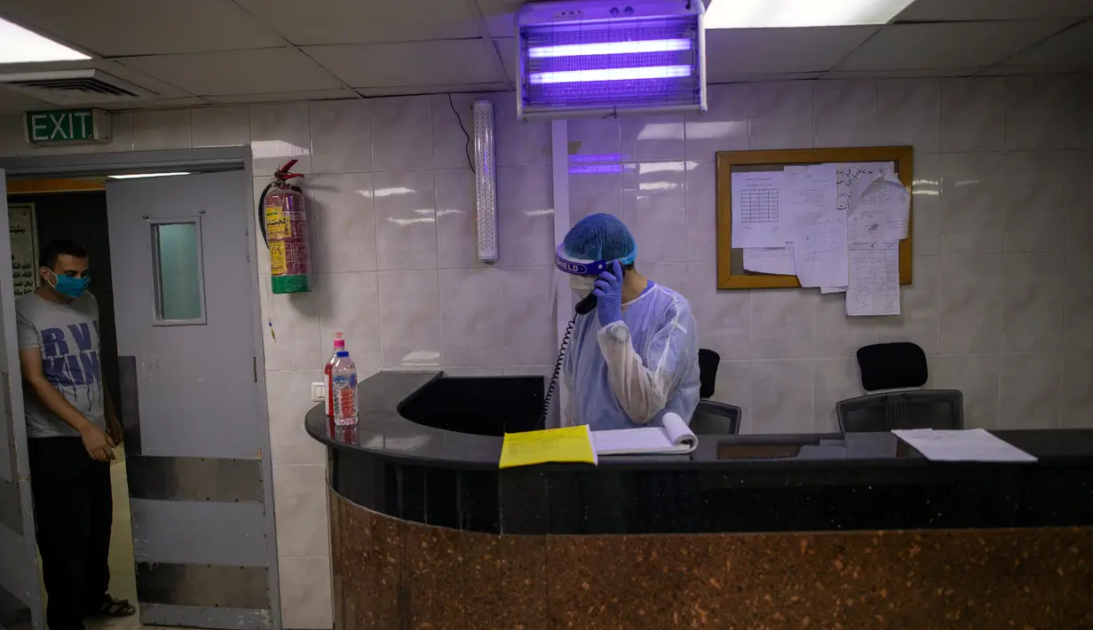 Dokter Palestina merawat pasien di ruang gawat darurat Rumah Sakit al-Quds, di Kota Gaza, 7 September 2020. Lusinan petugas kesehatan garis depan telah terinfeksi COVID-19, memberikan pukulan baru ke rumah sakit yang kelebihan beban. (AP Photo/Khalil Hamra)