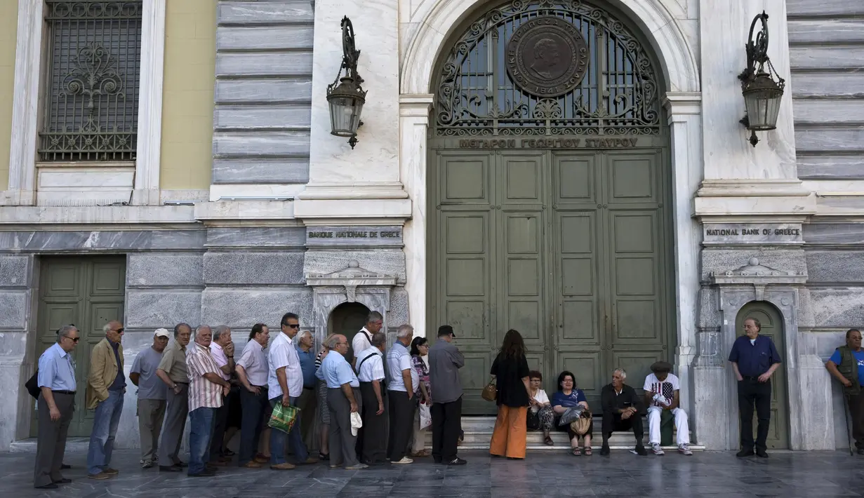 Sejumlah Orang mengantri di pintu masuk Bank Nasional untuk mendapatkan uangnya di Athena, Yunani (20/7/2015). Bank-bank di Yunani kembali dibuka pada Senin (20/7/2015), usai tiga minggu ditutup terkait masalah utang negara. (REUTERS / Ronen Zvulun)