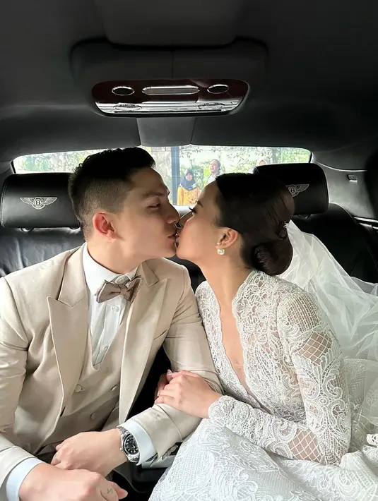 Netter dan fans ramai-ramai memberi ucapan selamat kepada kedua mempelai. [Instagram.com/anggimarito]