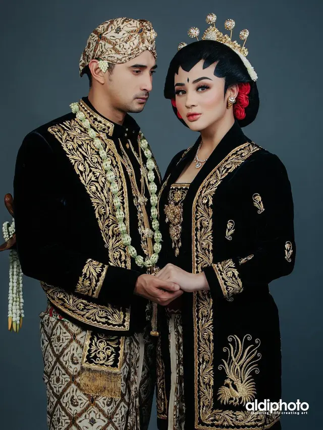 7 Potret Ali Syakieb dan Margin Wieheerm dalam Busana Adat Jawa