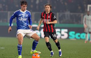 Nico Paz dan Luka Modric beraksi dalam laga Serie A antara Como vs Milan di Stadio Giuseppe Sinigaglia, 16 Januari 2026. (Antonio Saia/LaPresse via AP)