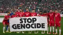 Berdasar data yang dirilis Kementerian Kesehatan Gaza, hingga pertengahan November 2025, jumlah korban tewas akibat konflik di Gaza sejak 7 Oktober 2023 telah mencapai lebih dari 69.176 jiwa, dengan puluhan ribu lainnya terluka. Tampak dalam foto, pemain Palestina berpose untuk foto sebelum pertandingan persahabatan melawan pemain Spanyol dari Basque Country, yang diadakan sebagai protes terhadap aksi militer Israel di Gaza, di Bilbao, Spanyol, Sabtu,15 November 2025. (AP Photo/Miguel Oses)