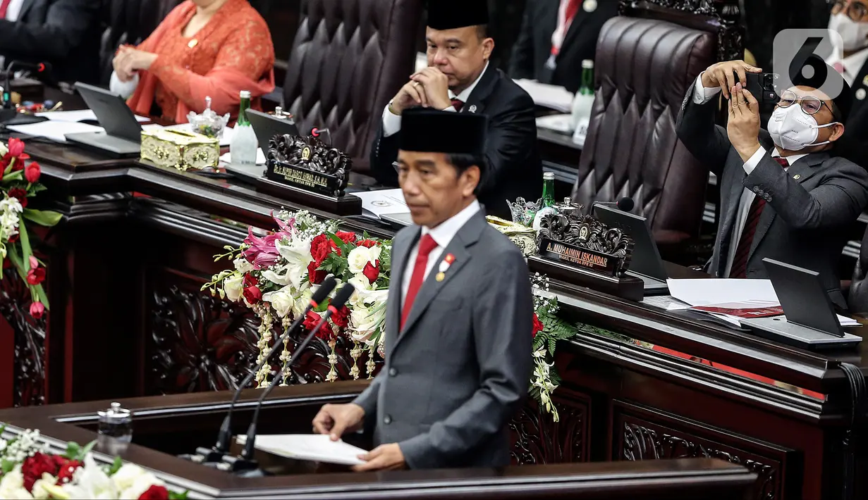 Presiden Joko Widodo menyampaikan pidato pengantar RUU APBN tahun anggaran 2023 beserta nota keuangannya pada rapat Paripurna DPR pembukaan masa persidangan I DPR tahun sidang 2022-2023 di Gedung Nusantara, Kompleks Parlemen, Senayan, Jakarta, Selasa (16/8/2022). (Liputan6.com/Johan Tallo)