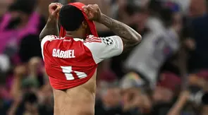 Bek Brasil Arsenal #06, Gabriel Magalhaes, bereaksi setelah pertandingan final Liga Champions UEFA antara Paris Saint-Germain (PSG) dan Arsenal FC di Puskas Arena di Budapest pada 30 Mei 2026. Paris Saint-Germain mengalahkan Arsenal 4-3 melalui adu penalti untuk memenangkan gelar Liga Champions kedua berturut-turut setelah bermain imbang 1-1 di final di Budapest pada 30 Mei. (NICOLAS TUCAT/AFP)