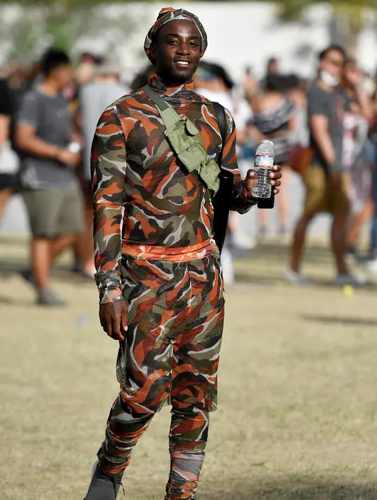 Seorang pria berjalan saat menghadiri Coachella Valley Music and Arts Festival 2018 di Empire Polo Club di Indio, Calif (15/4). Festival Coachella ini sudah ada sejak tahun 1999. (AFP Photo/Frazer Harrison)