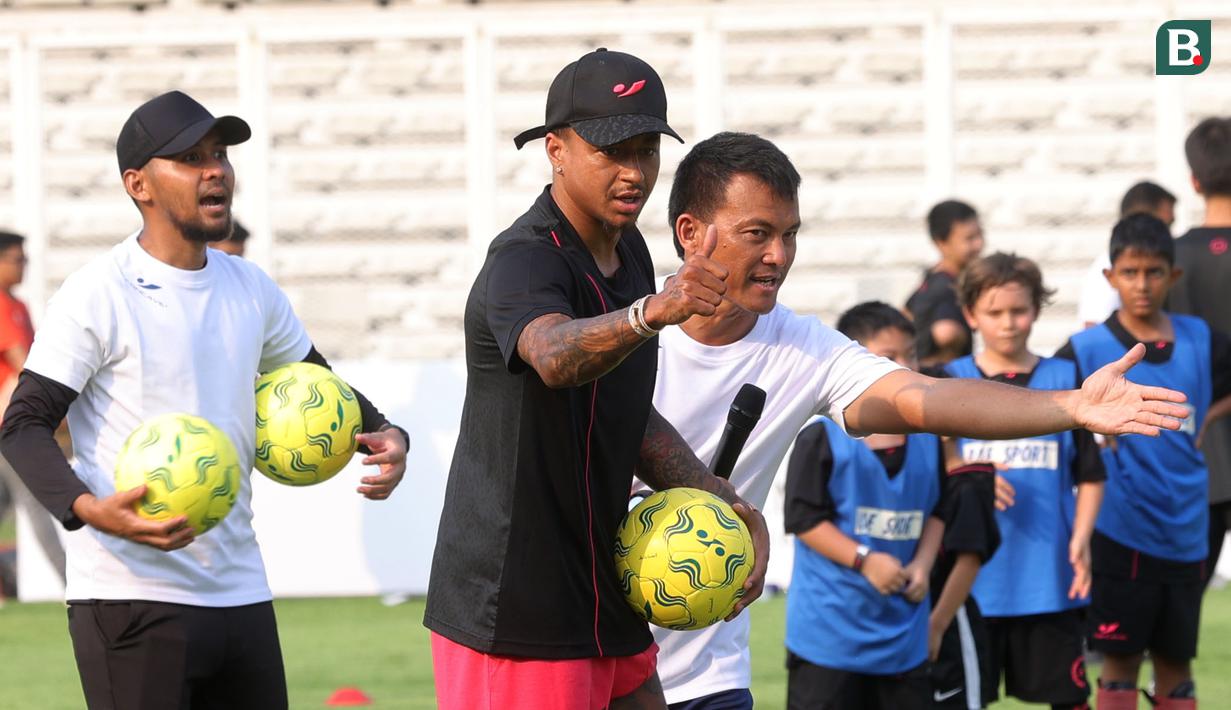 Mantan pemain Manchester United yang menjadi brand ambassador produk Concave Indonesia, Jesse Lingard melanjutkan aktivitasnya di Jakarta dengan melakukan coaching clinic dengan para pesepak bola cilik dan remaja di Stadion Madya Senayan, Jakarta Pusat, Sabtu (10/6/2023). Jesse Lingard yang tiba di Indonesia sejak Kamis, 8 Juni 2023 juga memberikan motivasi dan tips kepada para peserta dalam rangkaian coaching clinic tersebut. (Bola.com/M Iqbal Ichsan)