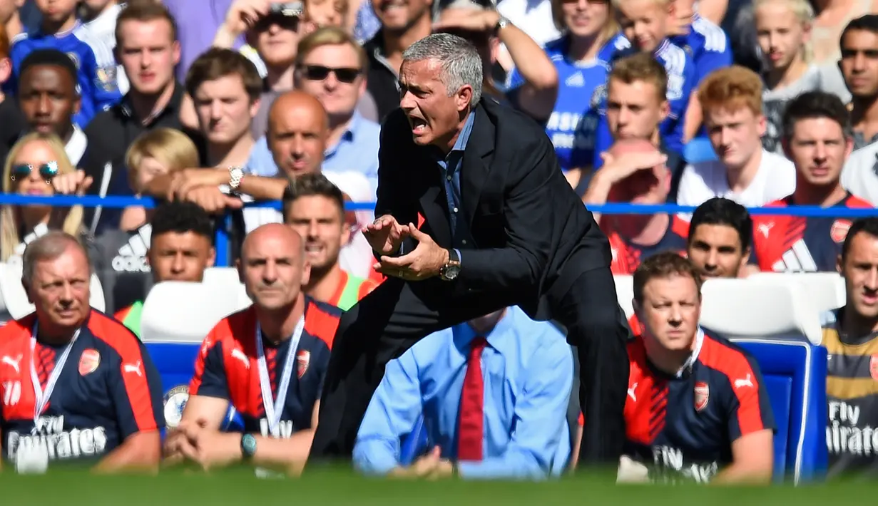 Pelatih Chelsea Jose Mourinho memberikan intruksi kepada anak asuhnya di pinggir lapangan saat melawan Arsenal di Stamford Bridge, Sabtu (19/9/2015). Chelsea keluar sebagai pemenang dengan skor 2-0. (Reuters/John Sibley)