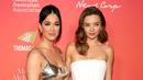 <p>Katy Perry (kiri) dan Miranda Kerr saat menghadiri G'Day USA Arts Gala di Skirball Cultural Center, Los Angeles, California, Amerika Serikat, 28 Januari 2023. Katy Perry yang bertunangan dengan Orlando Bloom, mantan suami supermodel Miranda Kerr, tampak akrab dalam acara tersebut. (Monica Schipper/Getty Images/AFP)</p>