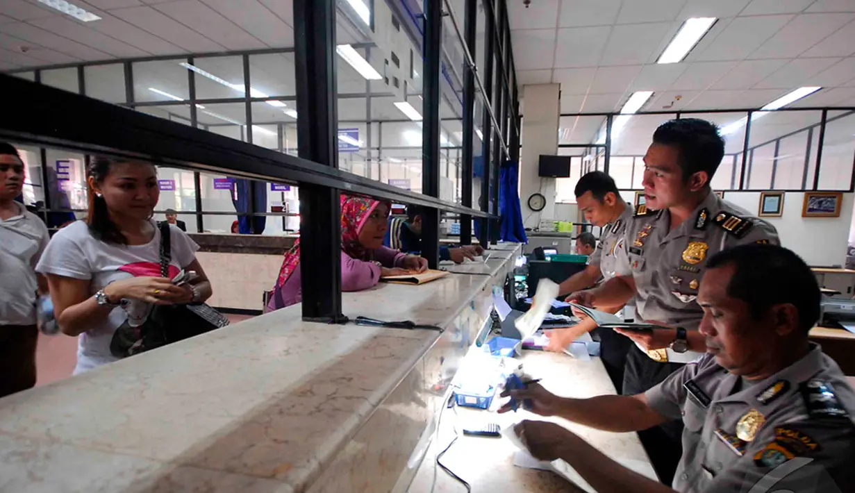 Petugas samsat Jakarta Pusat saat melayani wajib pajak, Kamis (11/12/2014). (Liputan6.com/Johan Tallo)