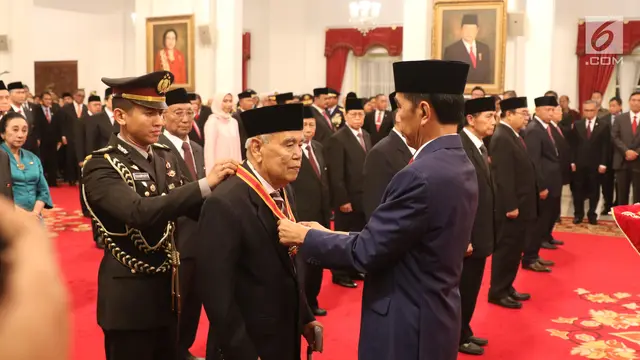 Presiden Jokowi Anugerahkan Tanda Kehormatan