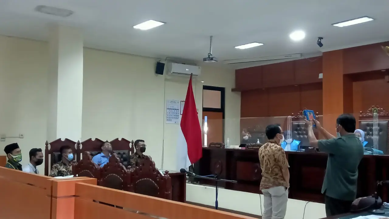 Ahli Hukum Tata Negara dari Fakultas Hukum Universitas Islam Indonesia, Allan Fatchan Gani Wardhana, ketika di sumpah menurut agama sebelum memberikan keterangan sebagai ahli dalam persidangan di PTUN Semarang. (Liputan6.com/Ahmad Adirin)