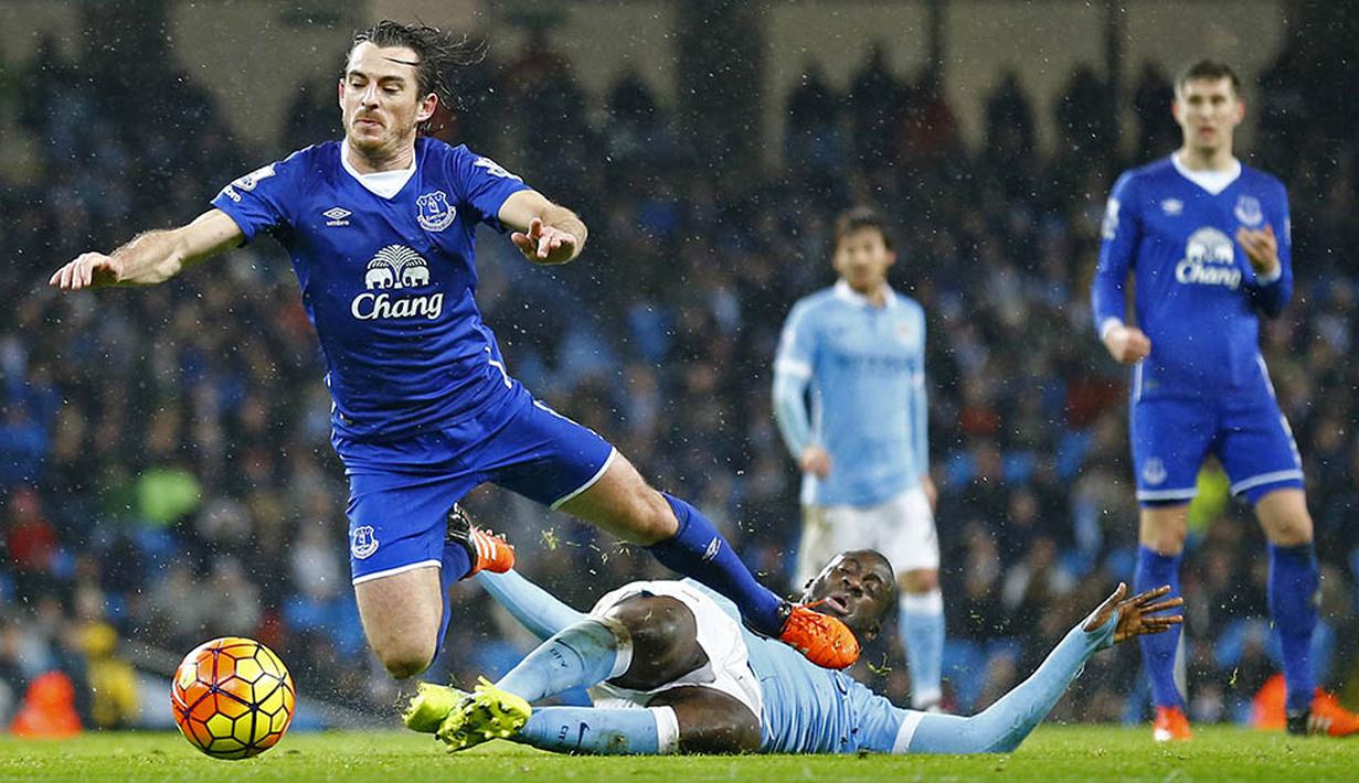 Gelandang, Manchester City, Yaya Toure, menekel bek sayap Everton, Leighton Baines, pada laga Liga Premier Inggris di Stadion Etihad, Inggris, Kamis (13/1/2016). Kedua tim bermain imbang 0-0. (Reuters/Darren Staples)