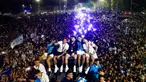 Lionel Messi dan kawan-kawan melakukan swafoto di atas bus saat parade juara Piala Dunia di kota Buenos Aires, Selasa (20/12/2020). (AFP/Tomas Cuesta)