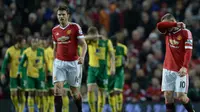 Reaksi dua pemain Manchester United, Michael Carrick (kiri) dan Wayne Rooney (kanan), saat gawang timnya dibobol Norwich City pada laga Premier League di Old Trafford, Sabtu (19/12/2015). (AFP/Oli Scarff)