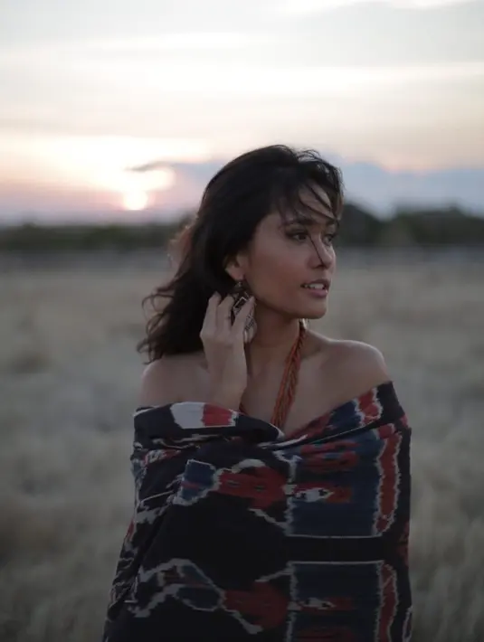 Wanit ayang pernah mengenyam pendidikan khusus bermain drum ini tampak cantik dengan kain etnik khas Sumba, Nusa Tenggara Timur. Banyak netizen yang memuji kecantikannya. (Liputan6.com/IG/@titiradjopadmaja)