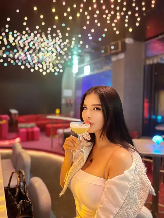 Maria Vania berpose sambil menyeruput minuman di gelasnya. Tatapan mata yang dilemparkan Maria membuat netizen semakin geregetan! "Aduh Maria Vania bener bener bkin tegang Mulu," tulis john****. "Gaji umr ijin undur," tulis dik****. (Instagram/maria_vaniaa)