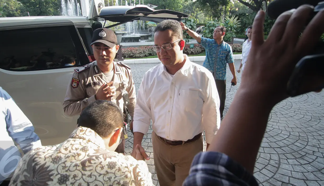 Calon Gubernur DKI, Anies Baswedan mendatangi Balai Kota, Jakarta, untuk menemui Basuki T Purnama atau Ahok, Kamis (20/4). Pertemuan ini yang pertama kali setelah Anies - Sandi unggul dalam Pilkada DKI 2017. (Liputan6.com/Faizal Fanani)