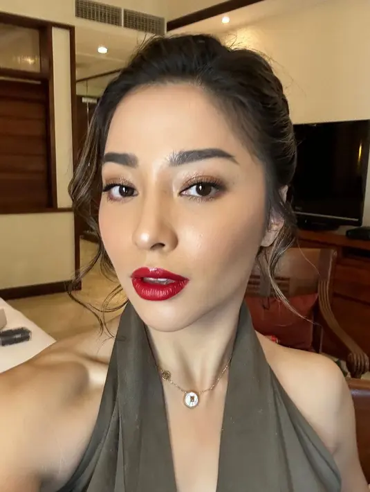 Tampilan bold Nikita Willy didukung dengan lipstik merah merona yang ia kenakan [@nikitawillyofficial94]