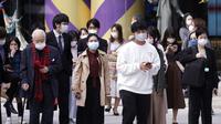 Sejumlah orang yang mengenakan masker pelindung untuk membantu mengekang penyebaran virus corona COVID-19 berjalan di Ginza, Tokyo, Jepang, Jumat (16/10/2020). Ibu Kota Jepang itu mengonfirmasi lebih dari 180 kasus virus corona COVID-19 baru pada hari Jumat. (AP Photo/Eugene Hoshiko)