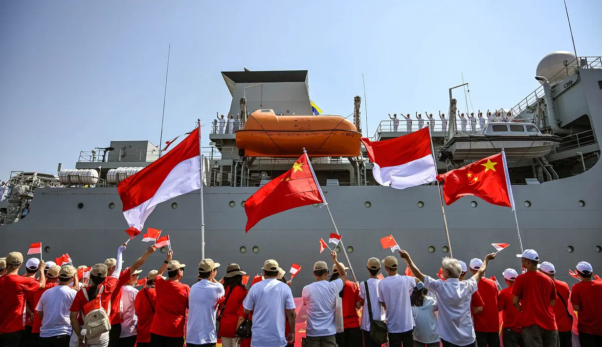Warga menyambut kehadiran kapal Angkatan Laut Tentara Pembebasan Rakyat Tiongkok (PLA) Qi Jiguang di Pelabuhan Tanjung Perak di Surabaya,  Minggu (2/8/2026). (AFP/ Juni Kriswanto)