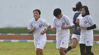 Tim Arema Putri ketika menggelar latihan di sebuah lapangan sepak bola yang berada di Kota Malang. (Bola.com/Iwan Setiawan)