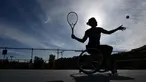 Atlet para tenis Prancis Pauline Deroulede berlatih bersama mantan peraih medali ganda dunia N.1 Michael Jeremiasz saat edisi ke-4 turnamen tenis kursi roda French Riviera Open di Biot, 28 September 2020. Korban kecelakaan itu kehilangan kaki kirinya pada Oktober 2018. (Photo by FRANCK FIFE/AFP)