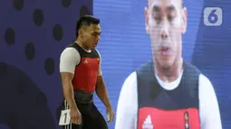 Lifter Eko Yuli bersiap melakukan angkatan saat SEA Games 2019 cabang angkat besi nomor 61 kg di Stadion Rizal Memorial, Manila, Filipina, Minggu (1/12/2019). Dirinya meraih emas dengan total angkatan 309 kg. (Bola.com/M Iqbal Ichsan)
