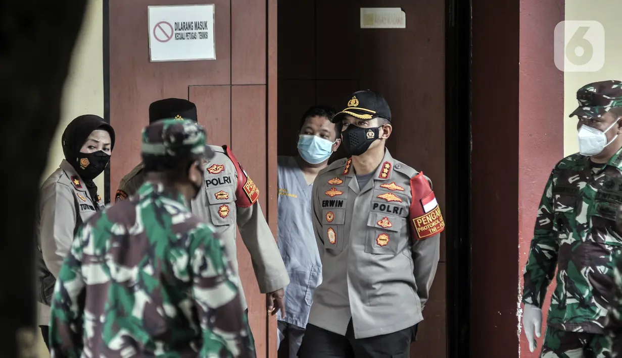 Polisi dan tentara berjaga di depan kamar forensik RS Polri Sukanto, Jakarta, Minggu (1/10/2021). RS Polri menerima tiga kantong jenazah berisi serpihan pesawat Sriwijaya Air SJ 182 dan diduga tubuh korban untuk diidentifikasi. (merdeka.com/Iqbal S. Nugroho)
