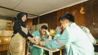 Tina Nomor, Ibu berusia 30 tahun Warga Desa Kawasi Minimarket Hop Mart di Kawasan Industri Obi Harita Nickel di Pulau Obi Halmahera Selatan, Maluku Utara. Dok Harita