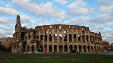 Beberapa wisatawan terlihat di Colosseum di Roma, Italia (4/11/2020). Perdana Menteri Italia Giuseppe Conte telah menandatangani dekret yang menetapkan jam malam berskala nasional mulai pukul 22.00 sampai 05.00 setelah jumlah kasus coronavirus terus melonjak di negara itu. (Xinhua/Cheng Tingting)