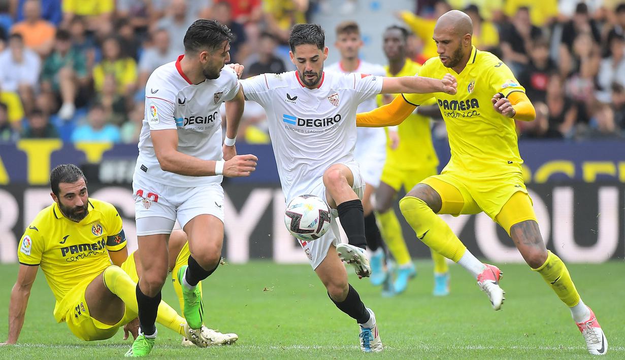 Real Madrid tertarik merekrut Isco setelah berhasil tampil memukau bersama Malaga. Ia direkrut dengan harga 30 juta euro. Sempat diprediksi akan menjadi pemain masa depan Spanyol, pesona Isco lama kelamaan memudar. Pemain yang berposisi sebagai gelandang serang itu tak lagi menjadi kepercayaan pelatih Carlo Ancelotti dan Zinedine Zidane. Kini, Isco menjadi pemain dengan status tanpa klub setelah tak bermain lamai di Sevilla. (AFP/Jose Jordan)