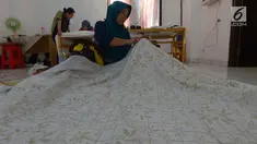 Warga menyelesaikan pembuatan kain batik di rumah susun (Rusun) Rawa Bebek, Jakarta, Sabtu (6/7/2019). Kain dengan motif Jakarta dan motif lainnya ini dibuat oleh ibu-ibu penghuni rusun Rawa Bebek, mereka menjualnya dengan harga Rp1,5 hingga Rp 2,5 juta per kain. (merdeka.com/Imam Buhori)