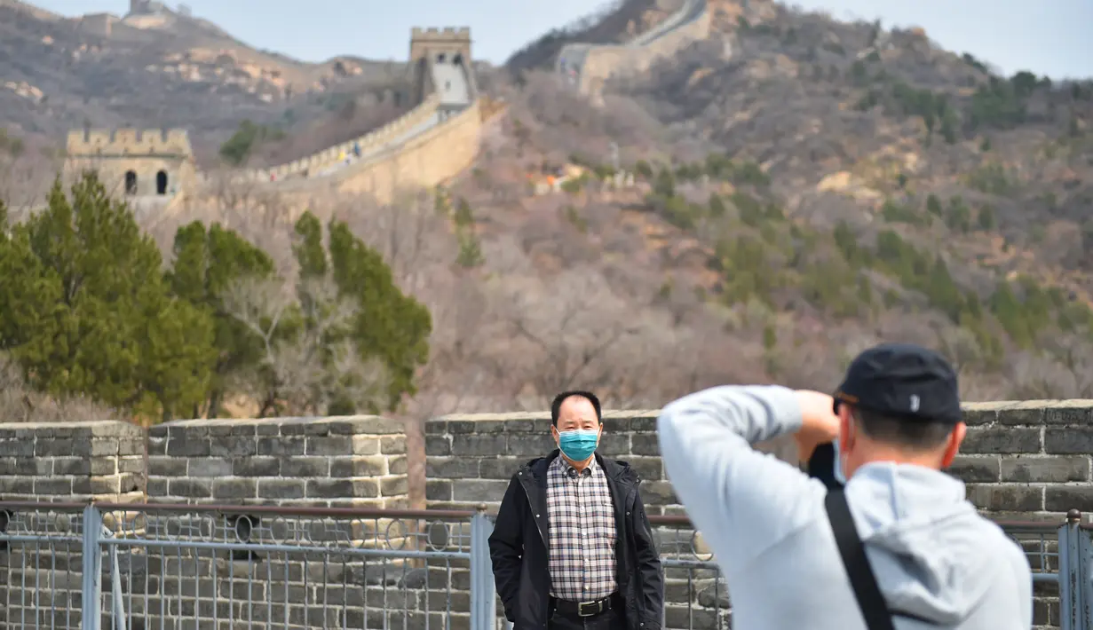Wisatawan berfoto di Tembok Besar bagian Badaling di Beijing, ibu kota China, pada 24 Maret 2020.