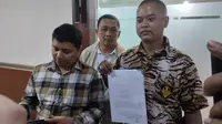 Lembaga Swadaya Masyarakat (LSM) Kongres Pemuda Indonesia (KPI) melaporkan Politisi Cinta Mega yang viral karena main game slot saat rapat paripurna ke Badan Kehormatan (BK) DPRD DKI Jakarta. (Liputan6.com/Winda Nelfira)
