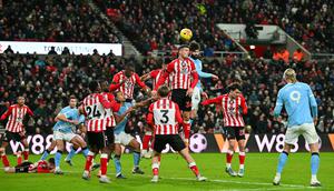 Bek Manchester City, Josko Gvardiol, menyundul bola melebar dalam pertandingan sepak bola Liga Inggris antara Sunderland dan Manchester City di Stadion of Light, Sunderland, wilayah timur laut Inggris, pada 1 Januari 2026. (ANDY BUCHANAN / AFP)