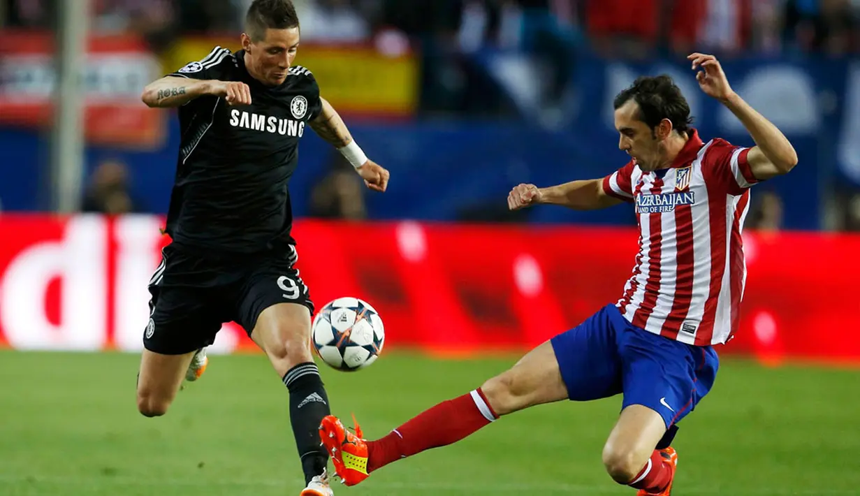 Bek tengah Atletico Madrid, Diego Godin (kanan) berusaha menahan laju Fernando Torres (Chelsea) dalam laga pertama semifinal Liga Champions di stadion Vicente Calderon, Madrid, (23/4/2014). (REUTERS/Javier Barbancho)