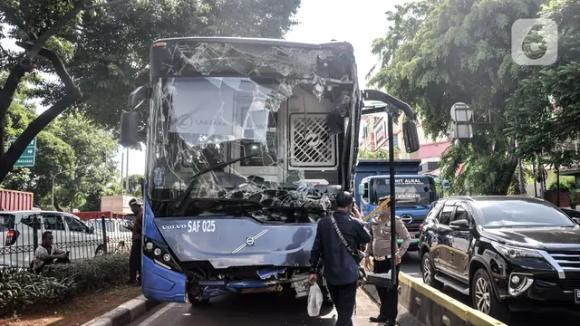 FOTO: Bus Transjakarta Tabrak Pos Lantas PGC Cililitan